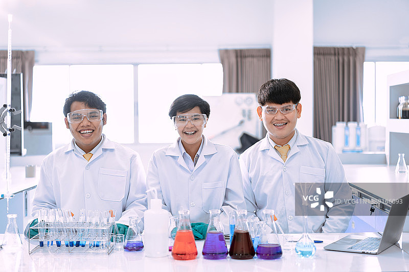 实验室里的亚洲青年男女科学家肖像图片素材