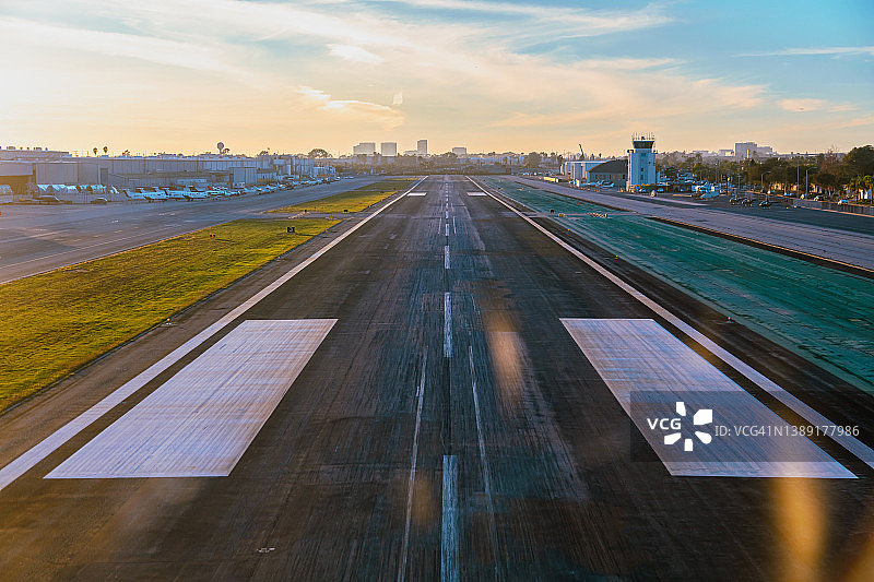 航拍视角下飞机降落机场跑道图片素材