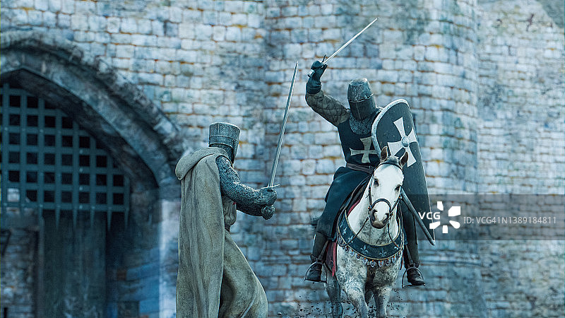 两位骑士在城堡前挥剑战斗图片素材