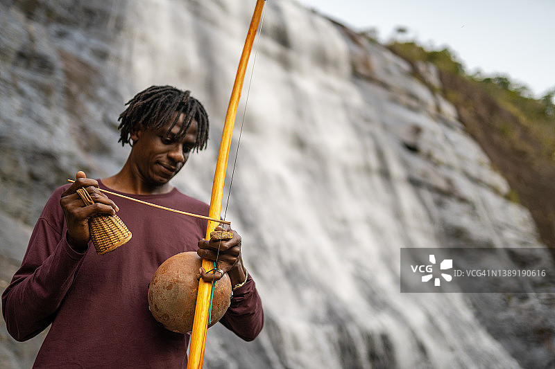 演奏贝林博琴的黑人男子图片素材