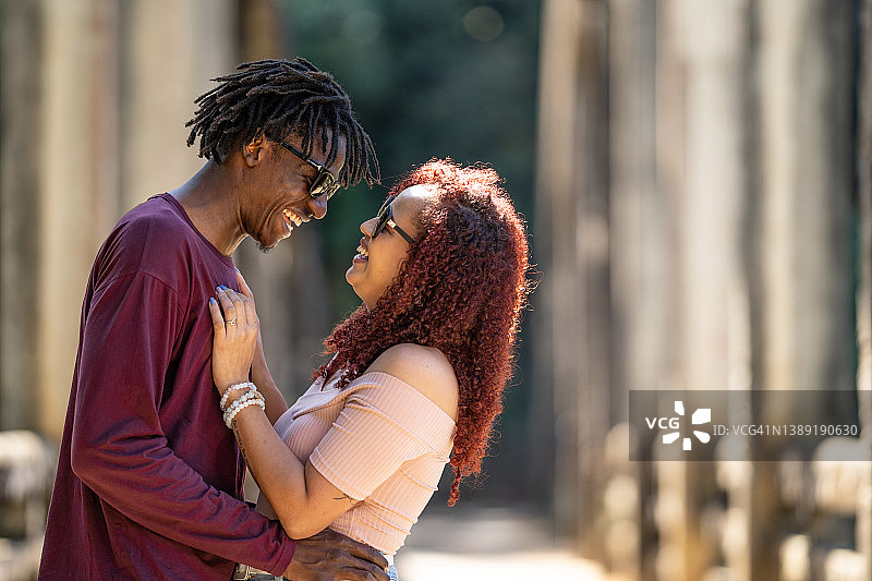 户外约会的非洲裔夫妇图片素材
