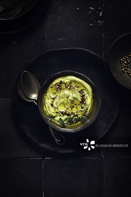 牛油果香菜纯素冷汤图片素材