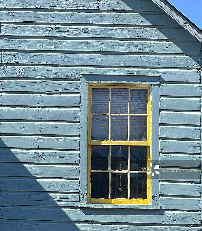 米勒顿老建筑上的窗户和彩绘木图片素材