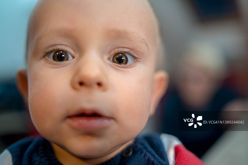 10个月大的宝宝肖像图片素材