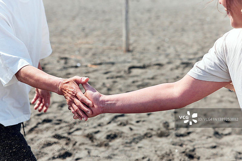 女人们在海滩上打沙滩排球图片素材