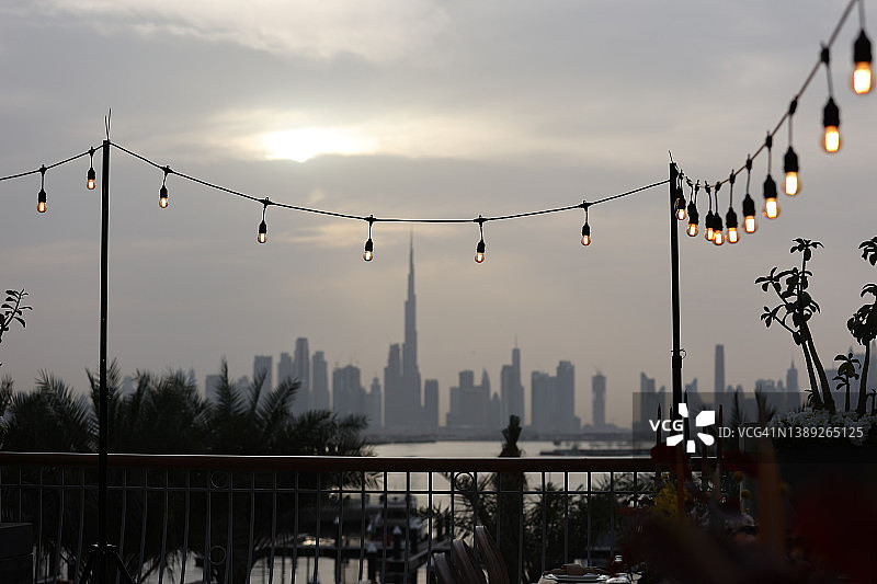 迪拜河港的活动布置，可欣赏迪拜天际线图片素材