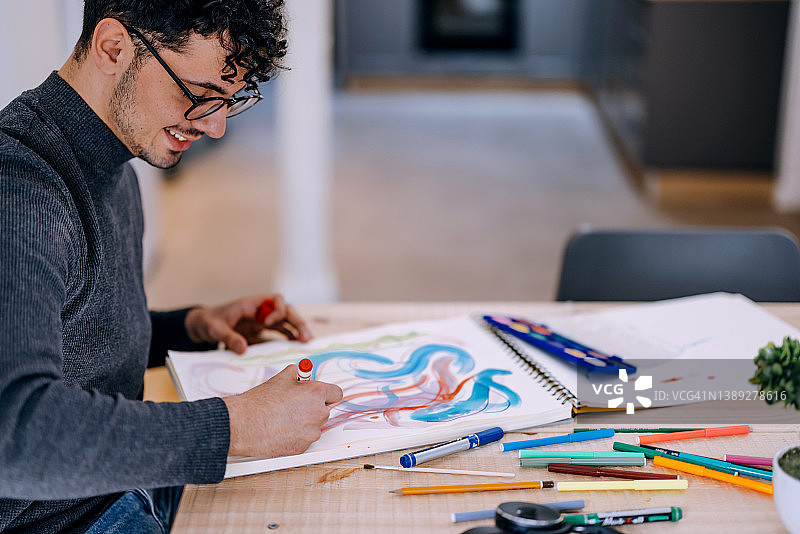男艺术家在家绘画图片素材