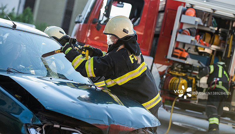 消防员切割挡风玻璃图片素材