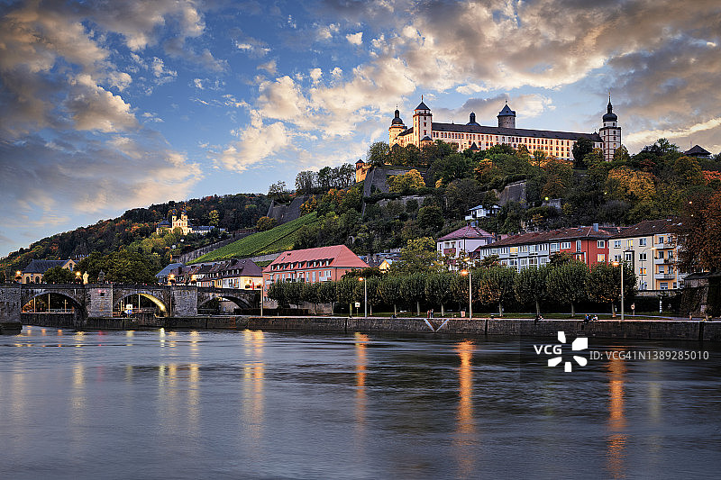 德国巴伐利亚维尔茨堡俯瞰美因河和玛丽恩堡要塞图片素材