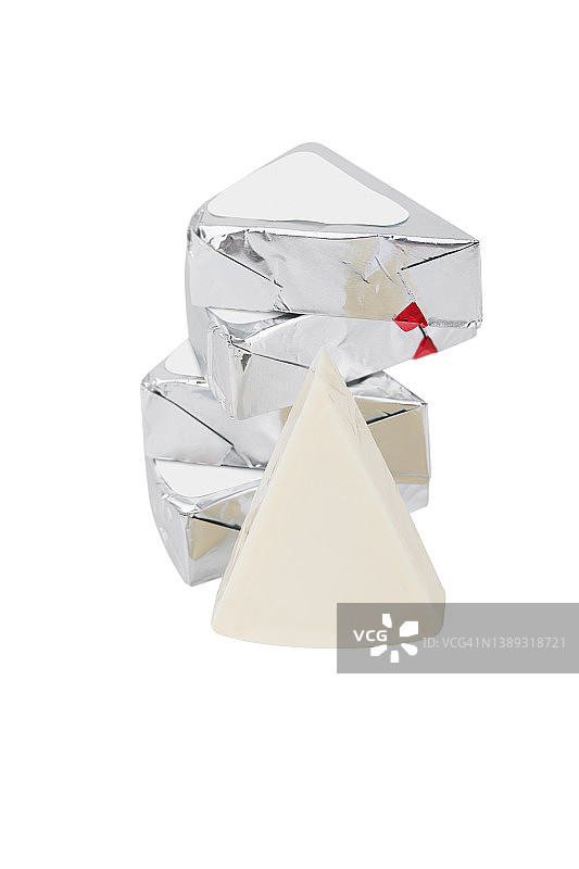 锡纸包裹的融化奶酪块，三角形。白色背景上孤立图片素材