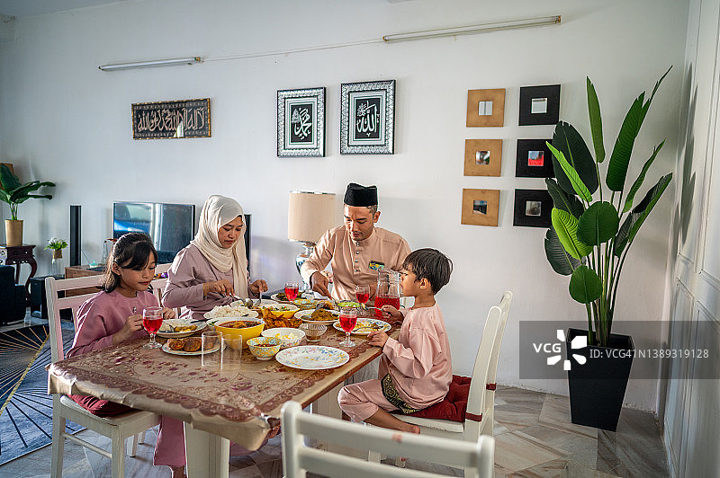 马来西亚穆斯林家庭在开斋节期间聚餐图片素材