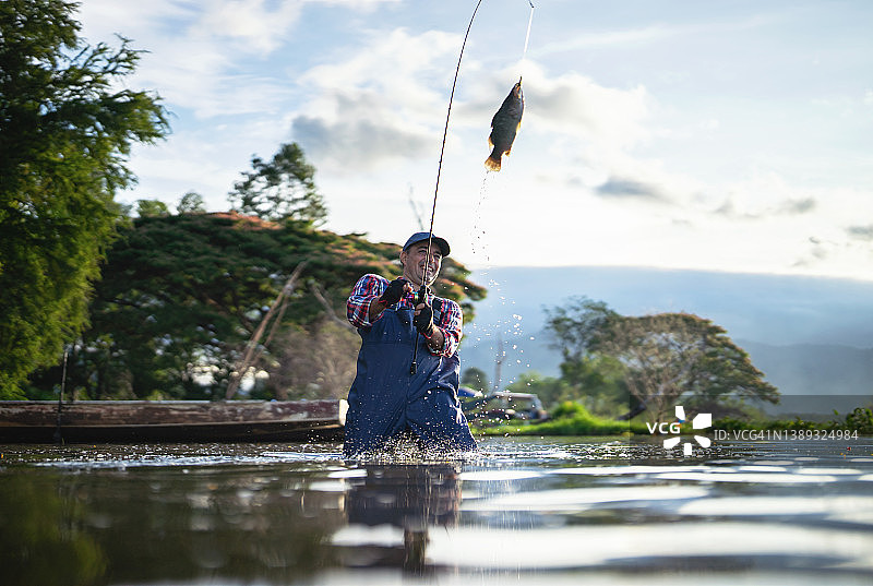 湖边垂钓图片素材