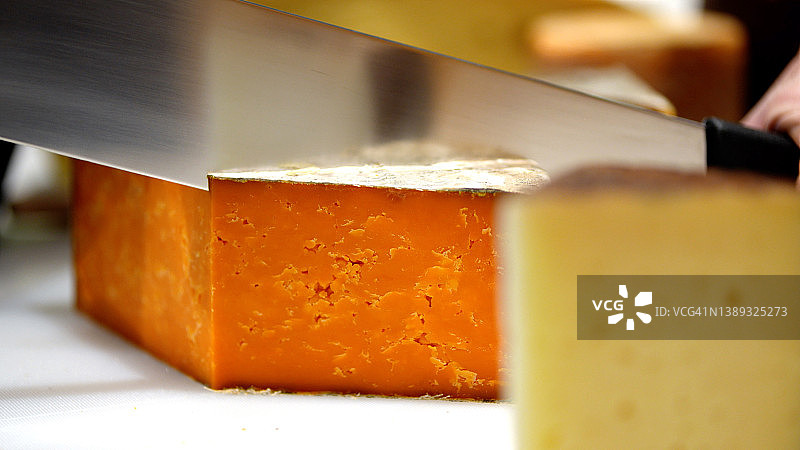 待切的法国/荷兰陈年奶酪图片素材