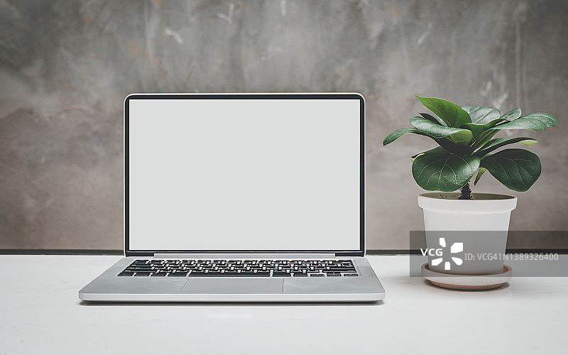 咖啡馆背景中桌子上的笔记本电脑空白屏幕图片素材