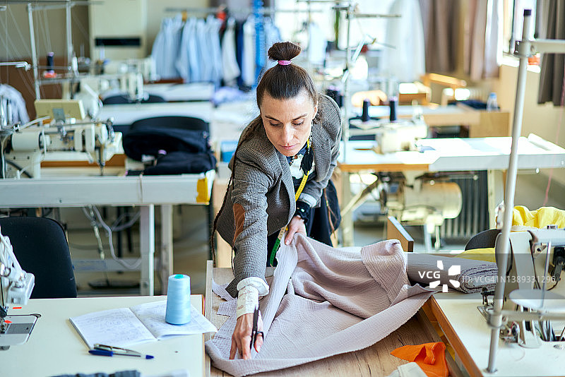 女时装设计师正在设计她的新服装系列图片素材
