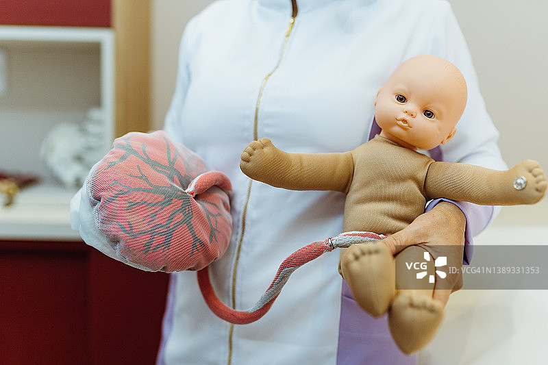 专业导乐师抱着婴儿和脐带图片素材