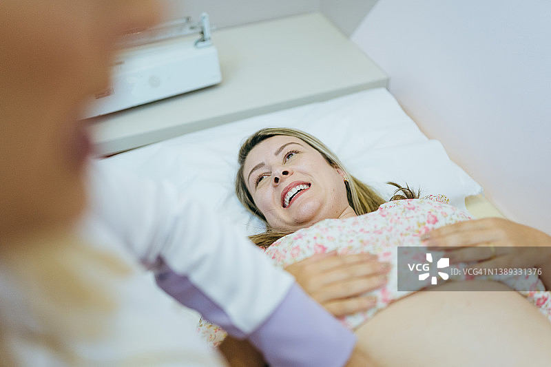 微笑的孕妇在导乐处就诊图片素材