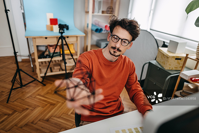 年轻商人在办公室检查新模型图片素材