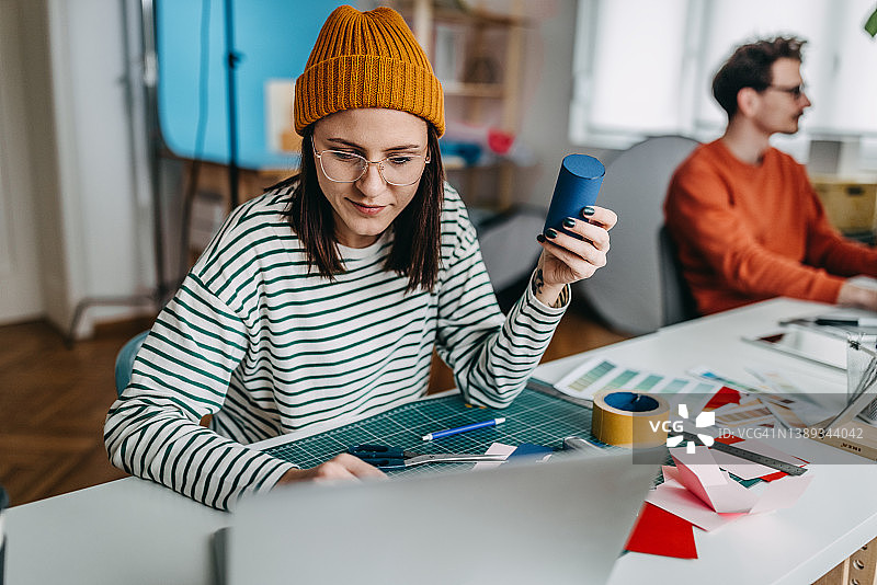 专业人士在工作室使用笔记本电脑工作图片素材