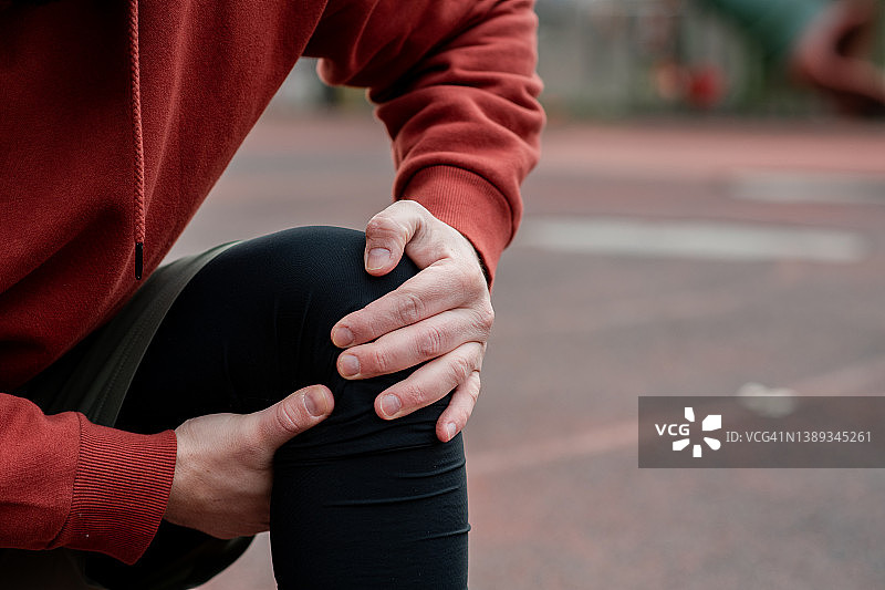 男人膝盖受伤图片素材