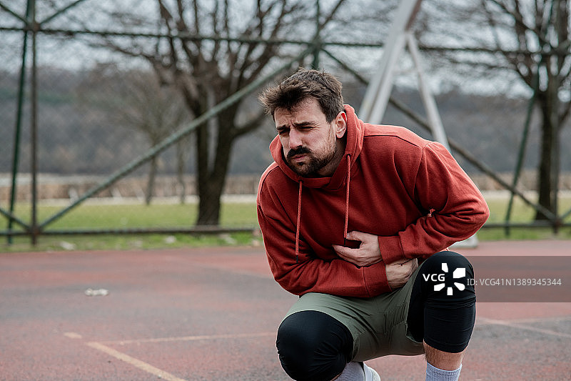 男人肚子疼图片素材