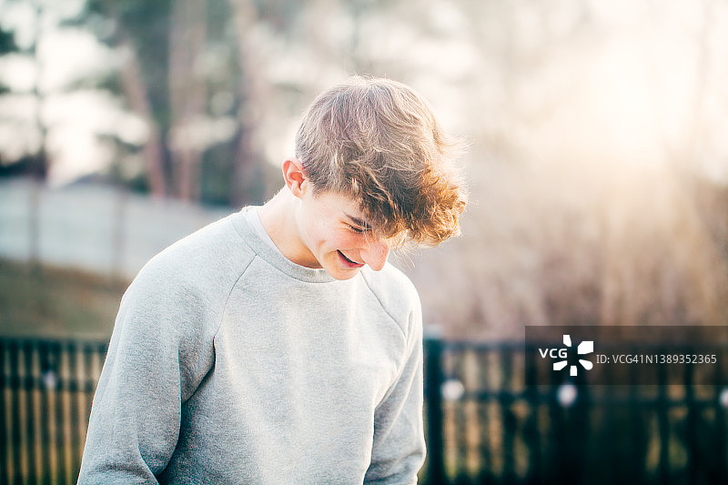 日落时分户外的青少年男孩图片素材