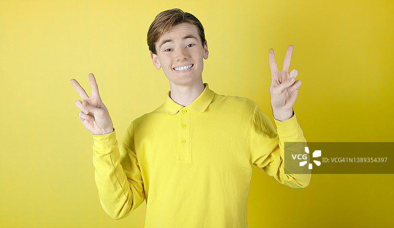 胜利的象征：快乐的男人图片素材