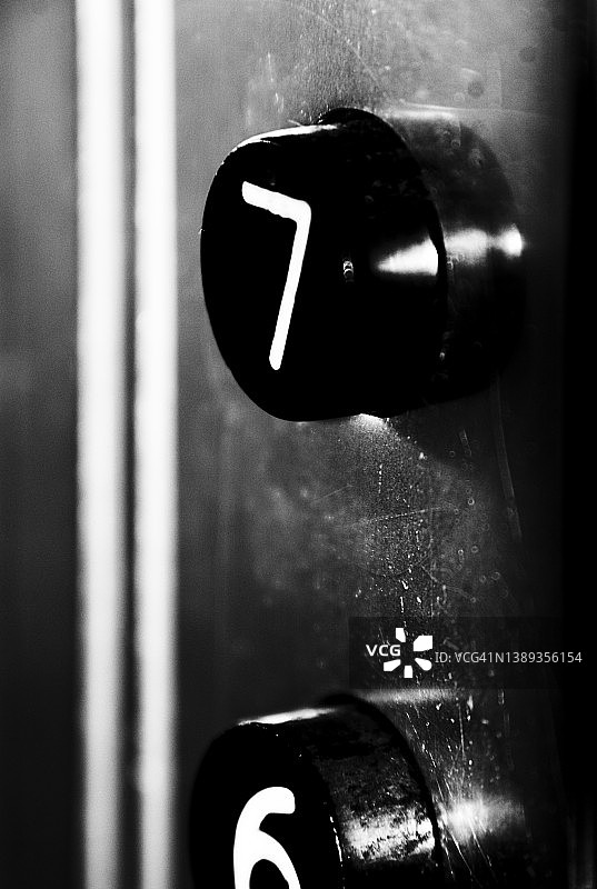 电梯七楼按钮黑白微距照片图片素材