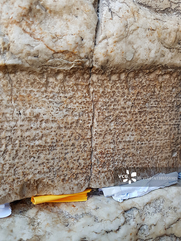西墙特写：2000年历史的纪念碑，墙缝中布满祈祷纸条图片素材