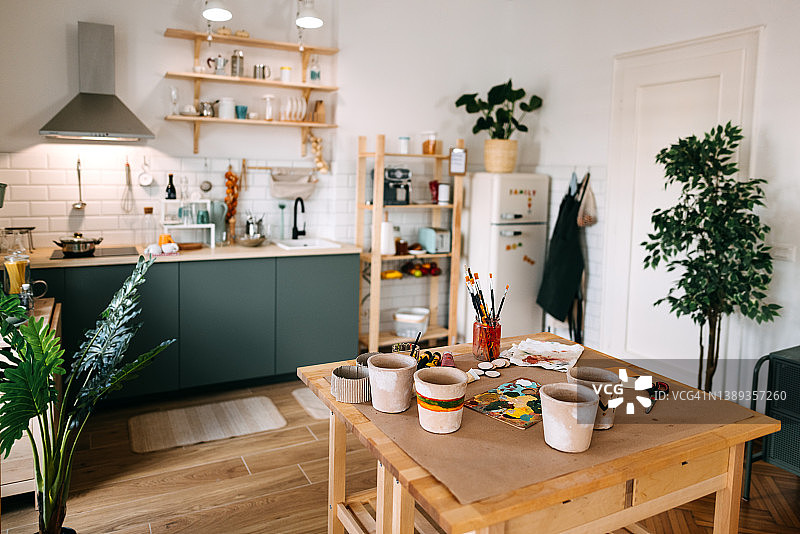 摆满工艺美术用品的花盆图片素材