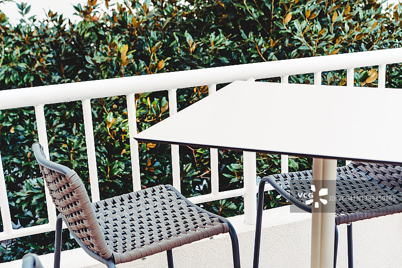 街边咖啡馆的白色桌子和藤椅图片素材