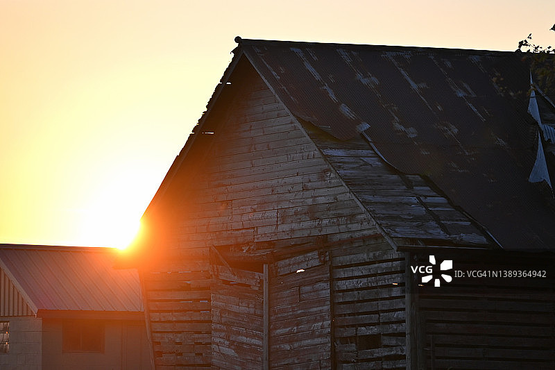 棚屋日落图片素材