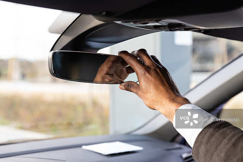 调整汽车后视镜的商人图片素材