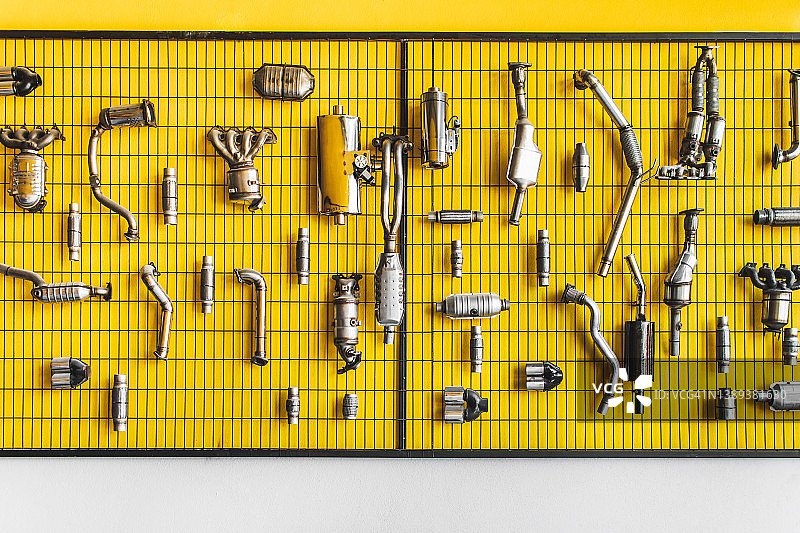 黄色背景上的各种汽车零件和配件图片素材
