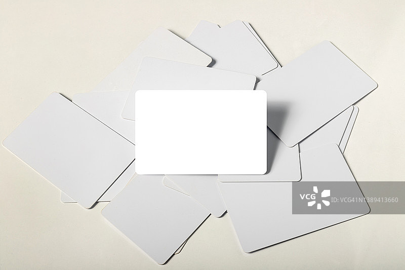 白色空白芯片卡，隔离白色背景图片素材