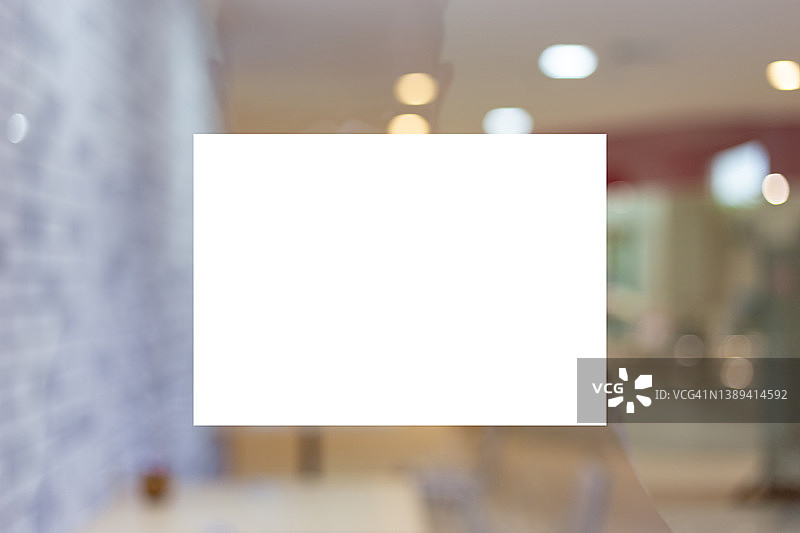 明亮办公室内部展示的A4白纸或白色促销海报样机照片图片素材
