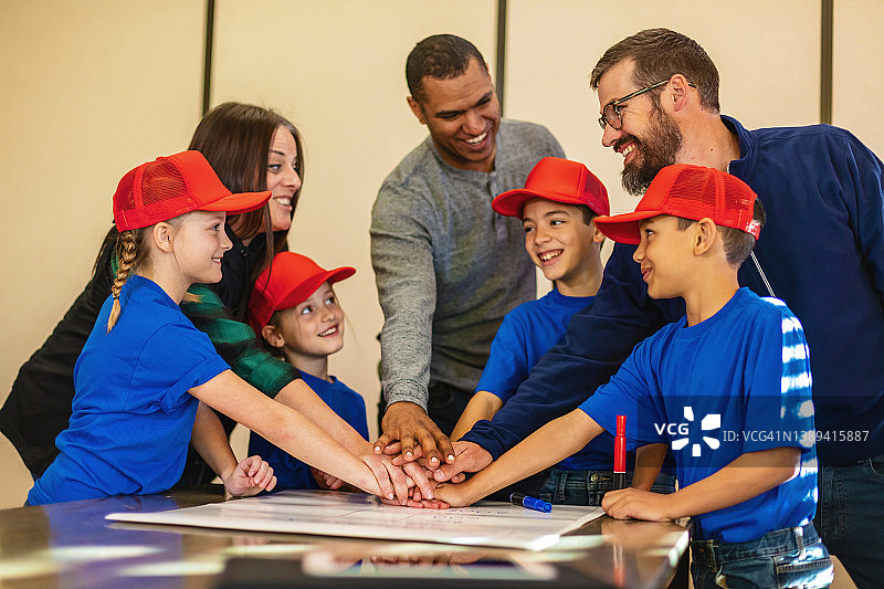 团队合作：顾问业务保险代理人帮助和鼓励青年棒球队，多元文化男女儿童与父母一起规划和准备筹款活动图片素材