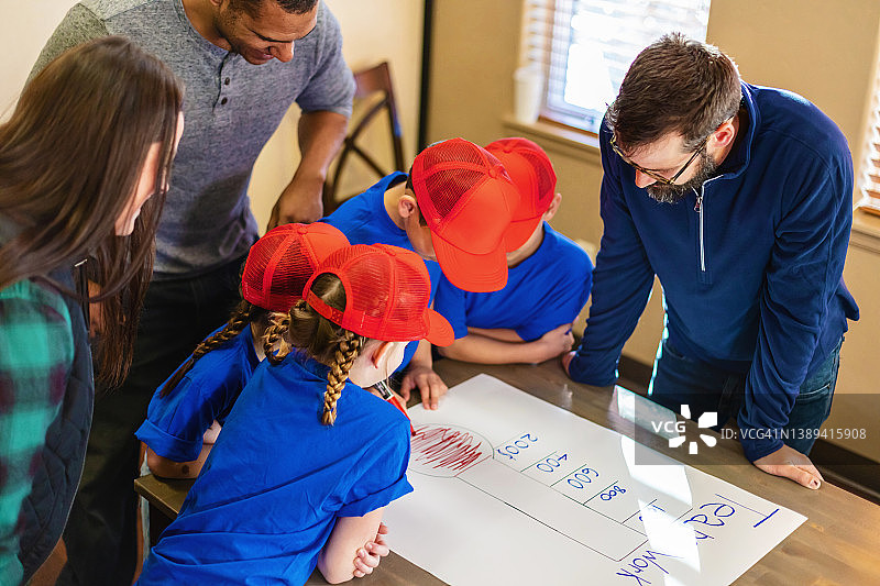 与顾问洽谈战略，商业保险代理人为青年棒球队提供帮助和鼓励，多元文化男女儿童与父母一起规划和筹备筹款活动图片素材