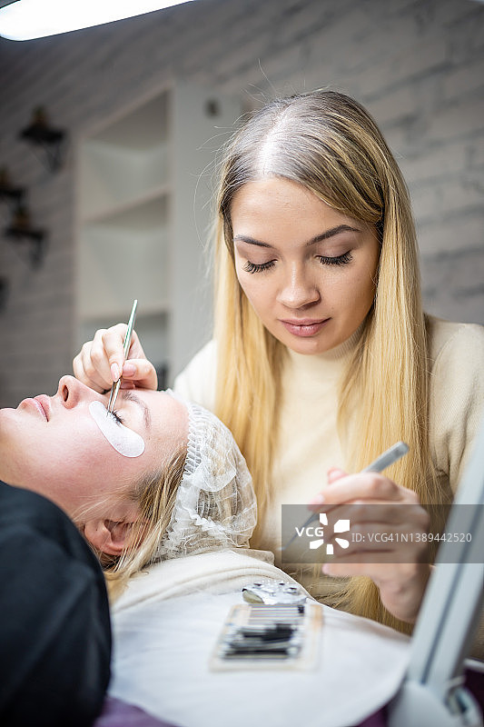 美容院的睫毛嫁接流程，睫毛特写，水疗睫毛概念图片素材