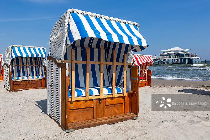 海滩上的沙滩椅（德国石勒苏益格-荷尔斯泰因州廷门多夫海滩）图片素材