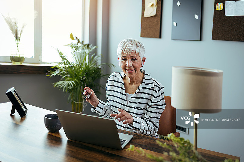 我在家做着我喜欢的事情图片素材