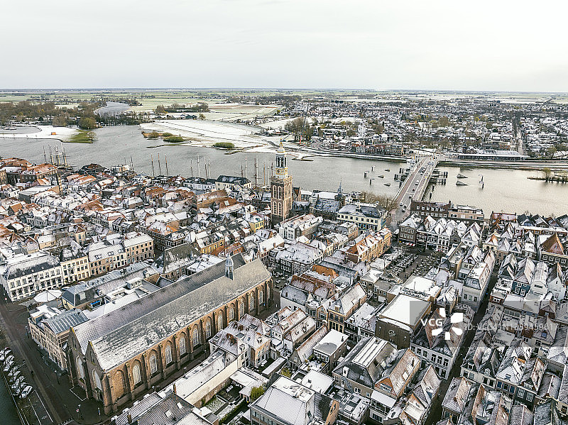 寒冷的坎彭春日早晨：屋顶被白雪覆盖图片素材