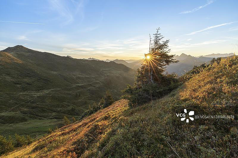 奥地利福拉尔贝格州达米尔斯波特拉科夫山秋日日出图片素材
