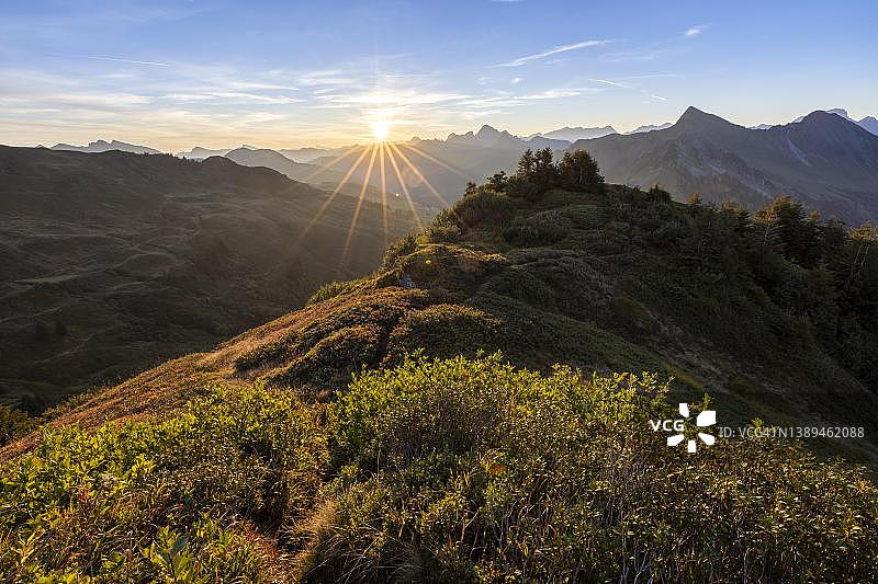 奥地利福拉尔贝格州达米尔斯波特拉科夫山秋日日出图片素材