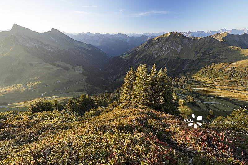 奥地利福拉尔贝格州达米尔斯波特拉科夫山秋日日出图片素材
