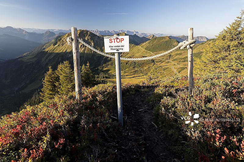 奥地利福拉尔贝格州达穆尔斯Portlakopf悬崖前的停车标志图片素材