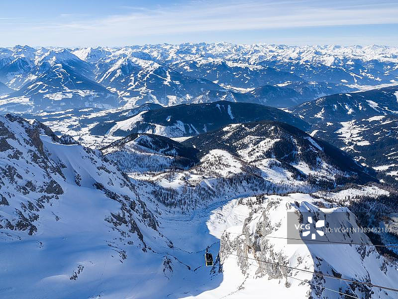 冬季景观：奥地利达赫斯坦冰川缆车全景图片素材