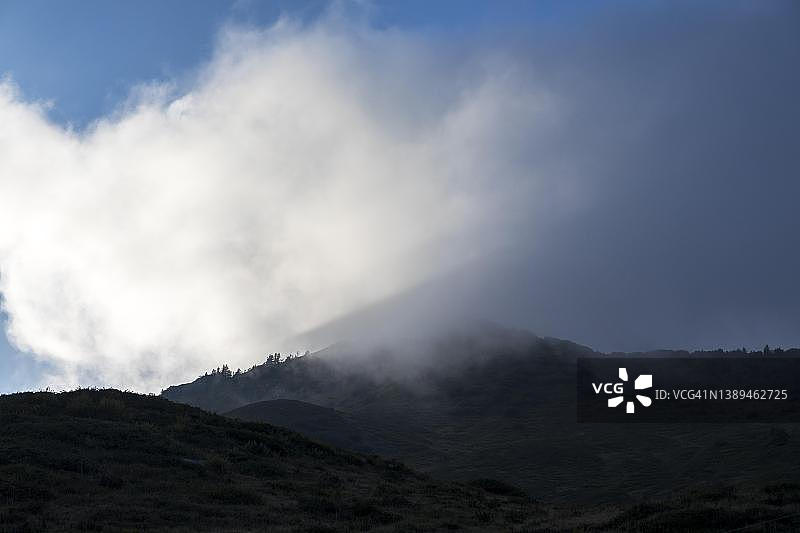 奥地利达姆尔斯波特拉科普夫秋日傍晚的高山谷地雾景图片素材