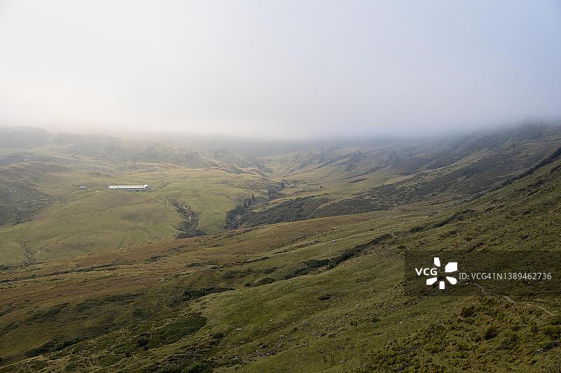 奥地利达姆尔斯波特拉科普夫秋日傍晚的高山谷地雾景图片素材