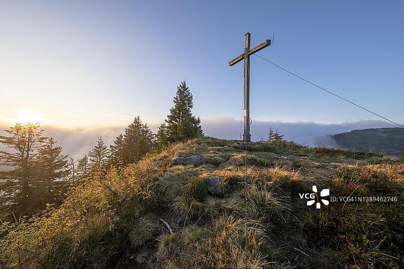 奥地利达米尔斯Portlakopf山顶的十字架图片素材